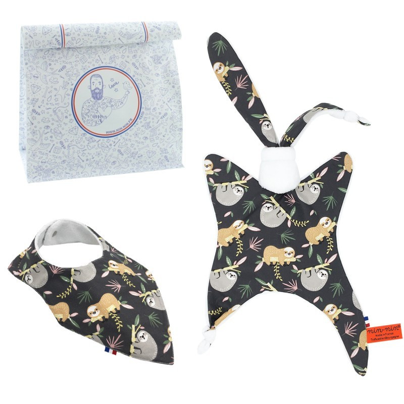 Coffret de naissance personnalisable doudou et bavoir Paresseux. Original et fabriqué en France Coffret de naissance personnalisable doudou et bavoir Paresseux. Original et fabriqué en France