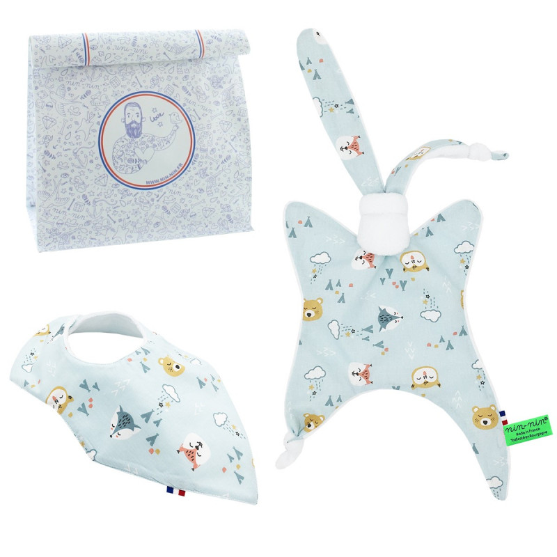 Coffret de naissance doudou et bavoir Le Dakota. Original et fabriqué en France Coffret de naissance doudou et bavoir Le Dakota. Original et fabriqué en France