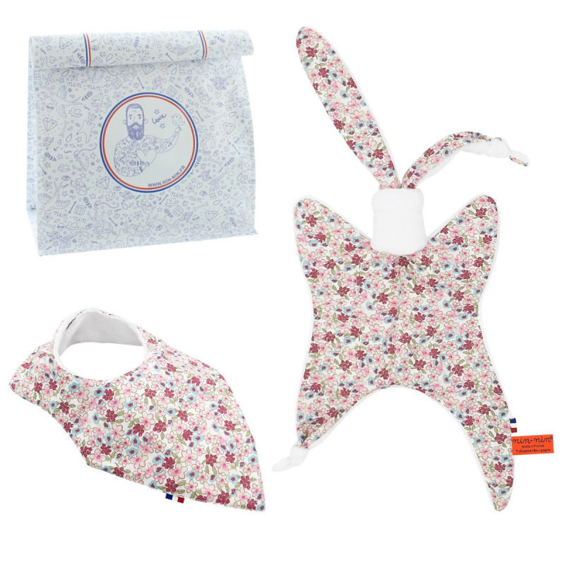 Coffret de naissance doudou et bavoir Liberty. Original et fabriqué en France Coffret de naissance doudou et bavoir Liberty. Original et fabriqué en France
