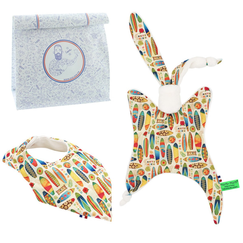 Coffret de naissance doudou et bavoir Le Hossegor surfeur. Original et fabriqué en France Coffret de naissance doudou et bavoir Le Hossegor surfeur. Original et fabriqué en France