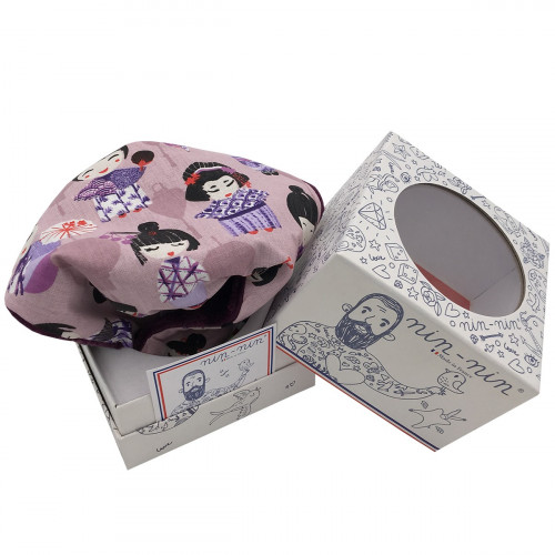 Cube doudou Minoshi représentant des poupées geisha Japonaises. Cadeau personnalisable et made in France. Marque Nin-Nin