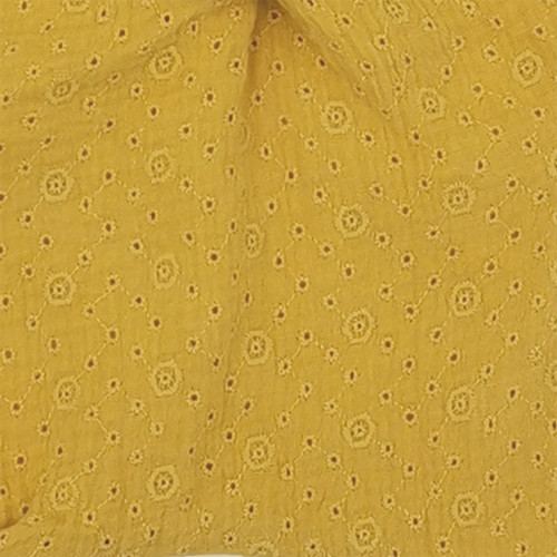 Zoom doudou Le Gordes. Tissu jaune brodé et ajouré. Cadeau de naissance personnalisé et made in France. Doudou Nin-Nin