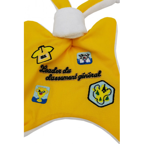 Zoom doudou Le leader du Tour 2021 maillot jaune. Cadeau de naissance personnalisé et made in France. Doudou Nin-Nin