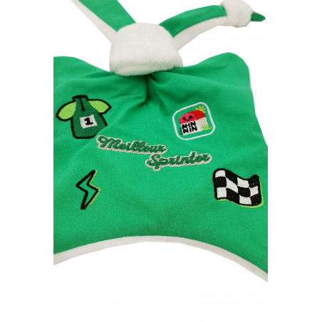 Zoom doudou Le Sprinter du Tour 2021 maillot vert. Cadeau de naissance personnalisé et made in France. Doudou Nin-Nin