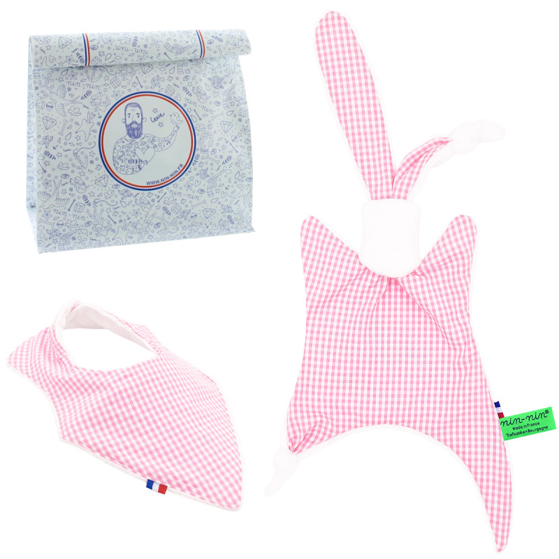 Coffret de naissance doudou et bavoir Vichy Rose. Original et fabriqué en France. Marque Nin-Nin Coffret de naissance doudou et bavoir Vichy Rose. Original et fabriqué en France. Marque Nin-Nin