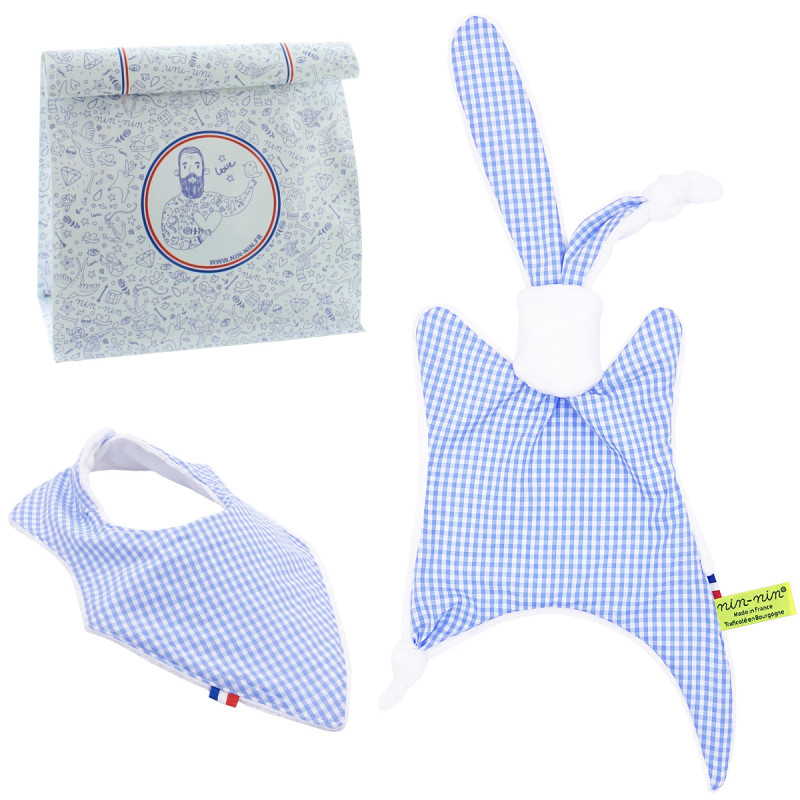 Coffret de naissance doudou et bavoir Vichy Bleu. Original et fabriqué en France. Marque Nin-Nin Coffret de naissance doudou et bavoir Vichy Bleu. Original et fabriqué en France. Marque Nin-Nin
