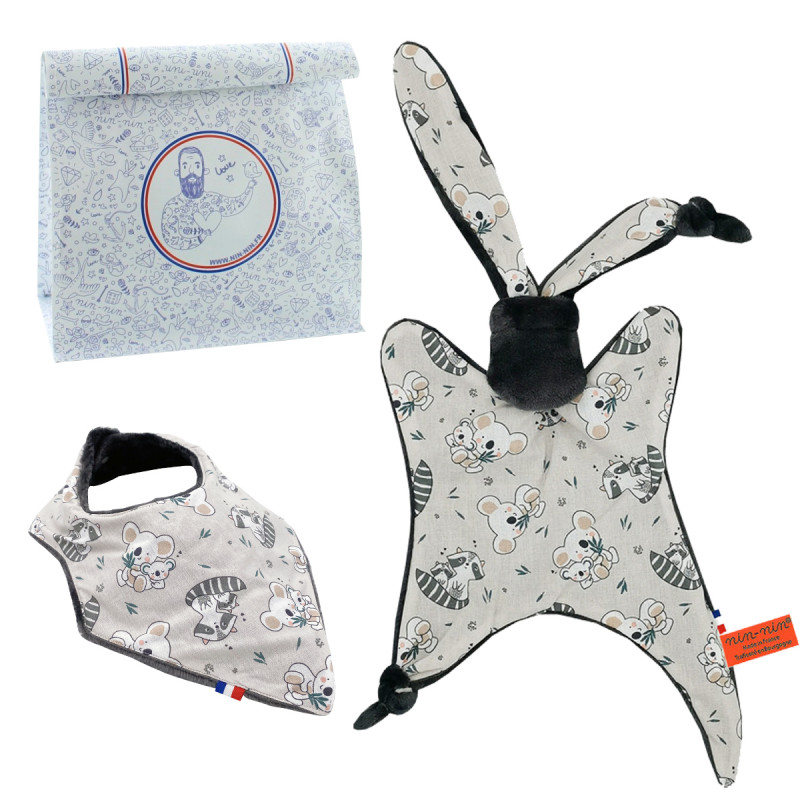 Coffret de naissance doudou et bavoir Raccoon. Original et fabriqué en France. Marque Nin-Nin Coffret de naissance doudou et bavoir Raccoon. Original et fabriqué en France. Marque Nin-Nin