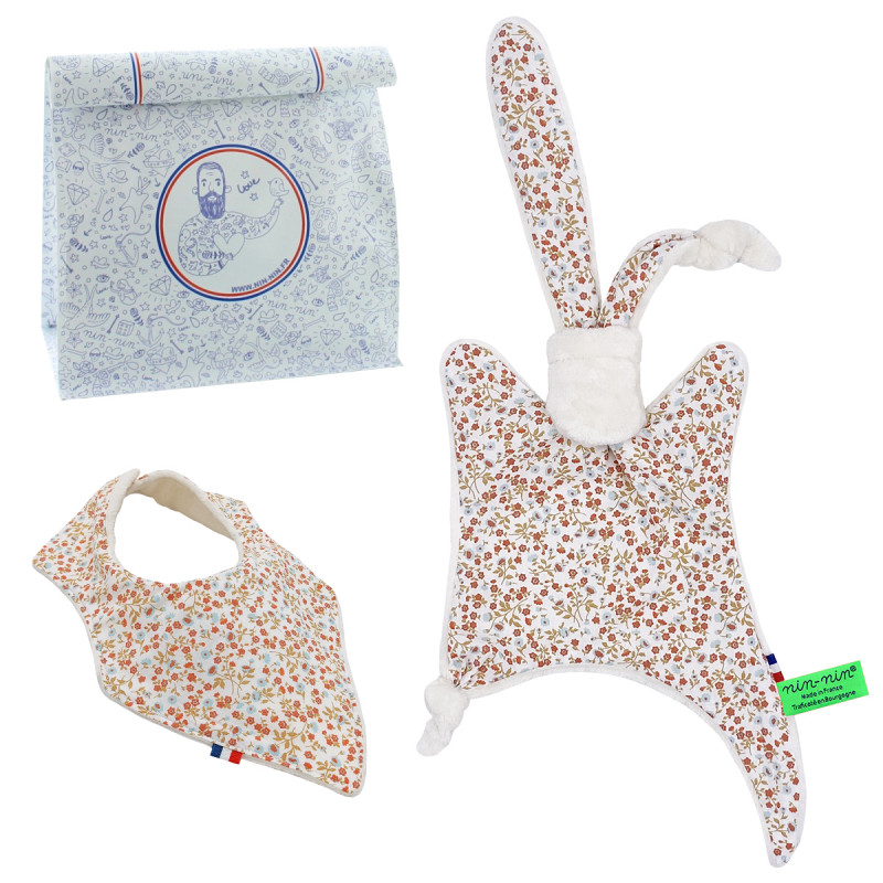 Coffret de naissance doudou et bavoir Arsène. Original et fabriqué en France. Marque Nin-Nin Coffret de naissance doudou et bavoir Arsène. Original et fabriqué en France. Marque Nin-Nin