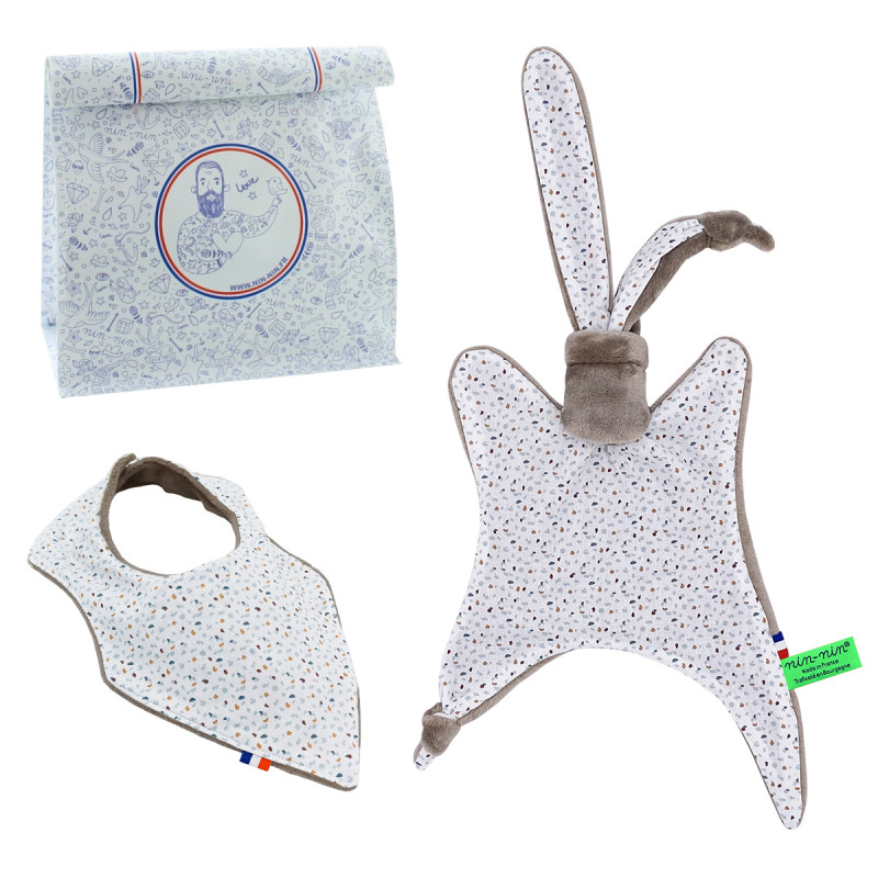 Coffret de naissance doudou et bavoir Cyprien. Original et fabriqué en France. Marque Nin-Nin Coffret de naissance doudou et bavoir Cyprien. Original et fabriqué en France. Marque Nin-Nin
