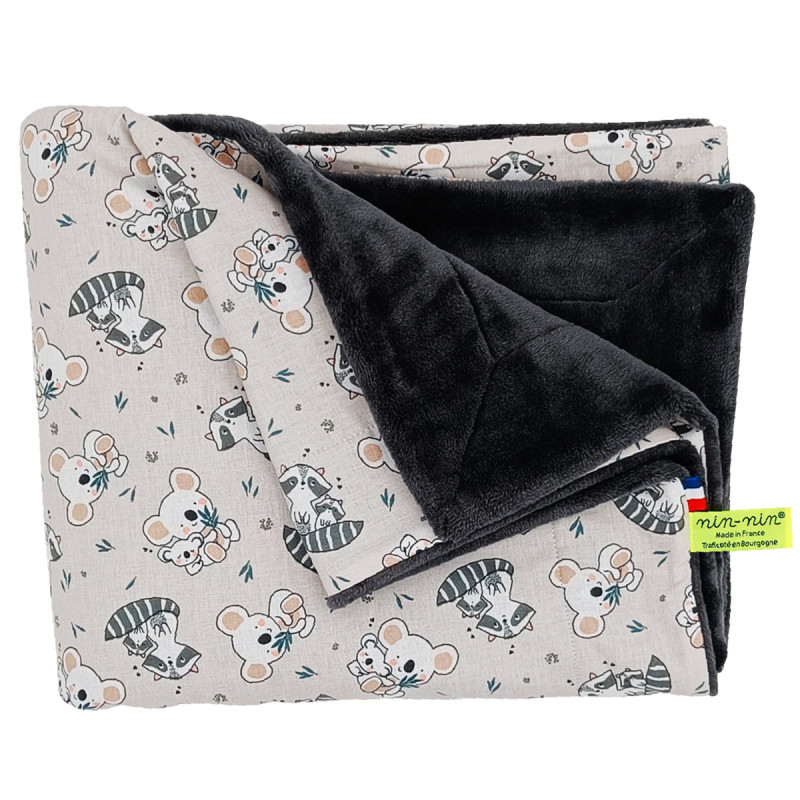 Plaid Le Raccoon personnalisable pour bébé. Couverture fabriquée en France. Plaid Le Raccoon personnalisable pour bébé. Couverture fabriquée en France.