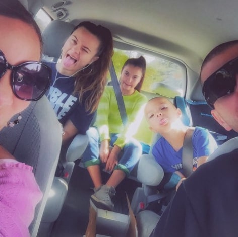 Famille dans une voiture