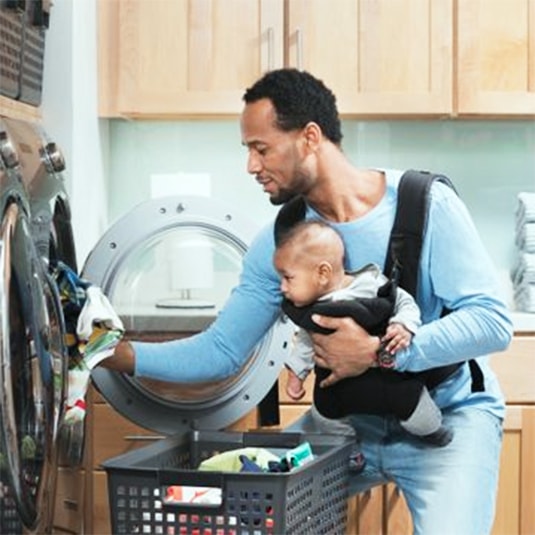 Papa qui fait une machine de linge
