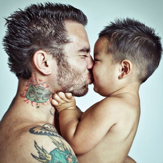 Papa tatoué et son bébé