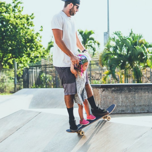 Papa fait du skateboard