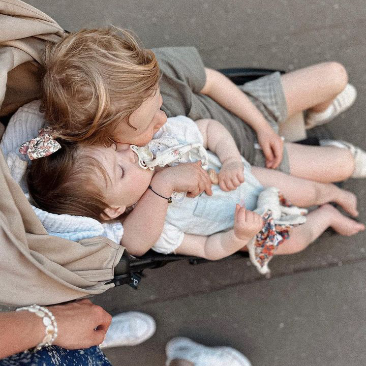 bébé et frère en pousette